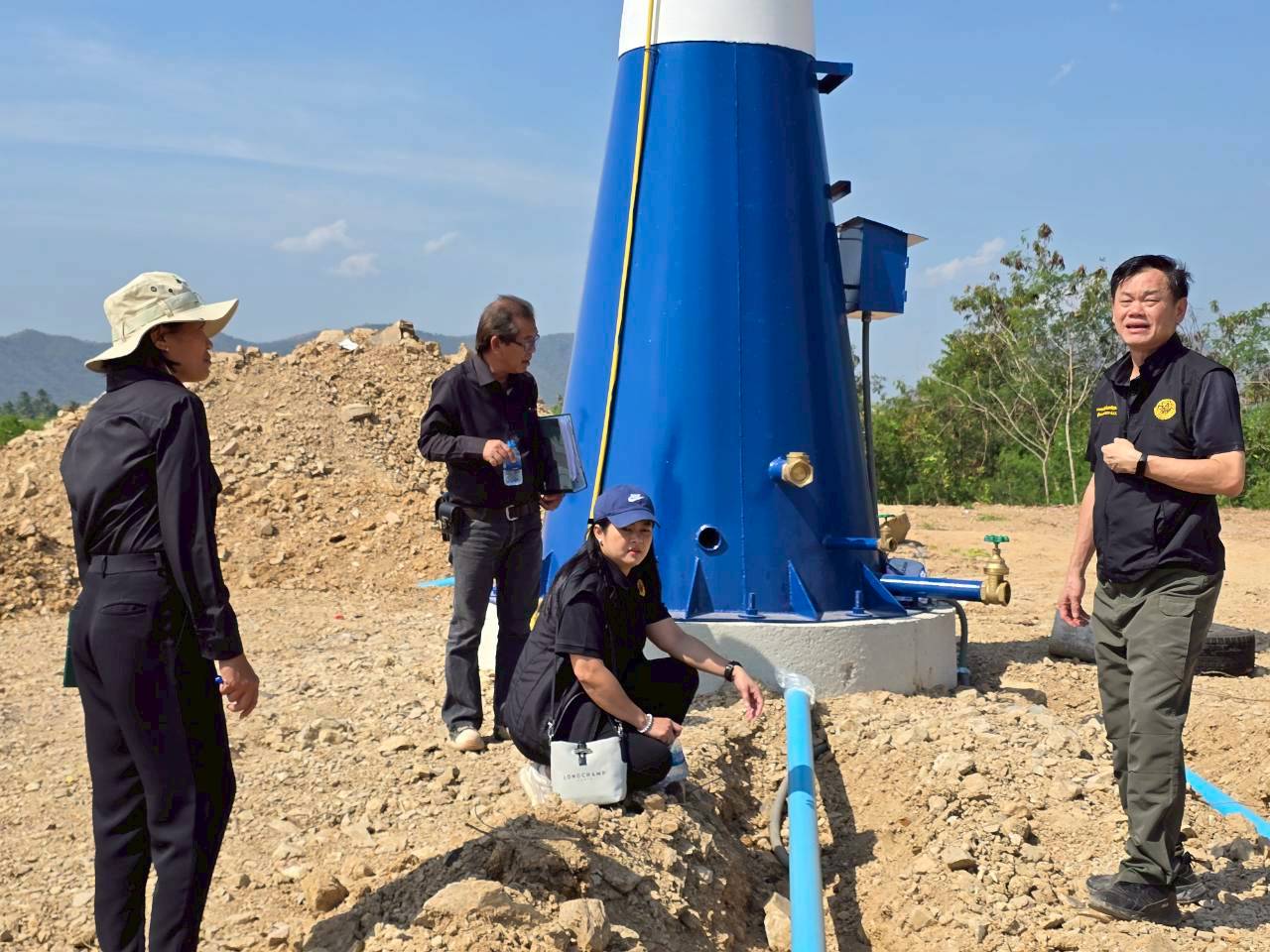 title - ส.ป.ก.เพชรบุรี ร่วมลงพื้นที่โครงการแก้ไขปัญหาที่ดินทำกินเกษตรกรสภาประชาชน 4 ภาค เพื่อติดตามความก้าวหน้าการดำเนินงานด้านการพัฒนาแหล่งน้ำในเขตปฏิรูปที่ดิน (สระ9)